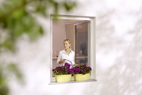 Chromstahlgewebe_Frau-am-Fenster_500x333
